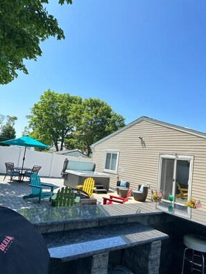 Terrace/patio - Beautiful home close to the beach with hot tub (Long Branch)