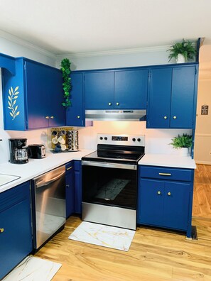 Een koelkast, een microgolfoven, een oven, een kookplaat