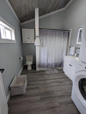 Combined shower/bathtub - Summerlee Suite - Beautiful Remodeled Farmhouse 5 Mins from the New River Gorge! (Oak Hill)