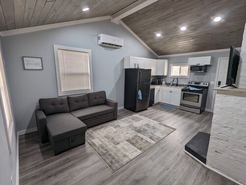 Summerlee Suite - Beautiful Remodeled Farmhouse 5 Mins from the New River Gorge!