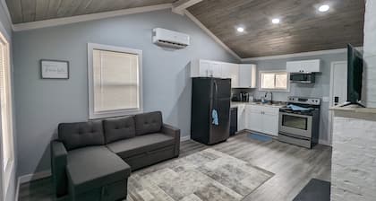 Summerlee Suite - Beautiful Remodeled Farmhouse 5 Mins from the New River Gorge!