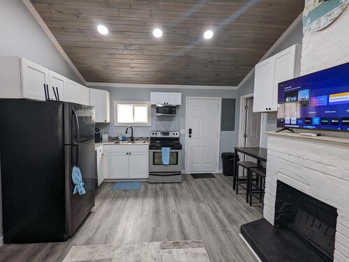 Summerlee Suite - Beautiful Remodeled Farmhouse 5 Mins from the New River Gorge!