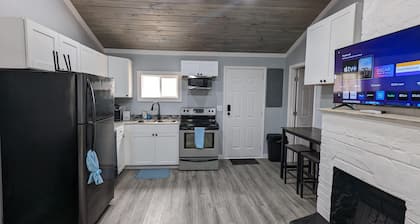 Summerlee Suite - Beautiful Remodeled Farmhouse 5 Mins from the New River Gorge!