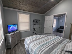 1 bedroom, desk, free WiFi - Summerlee Suite - Beautiful Remodeled Farmhouse 5 Mins from the New River Gorge! (Oak Hill)