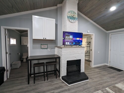 Summerlee Suite - Beautiful Remodeled Farmhouse 5 Mins from the New River Gorge!