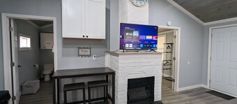 Summerlee Suite - Beautiful Remodeled Farmhouse 5 Mins from the New River Gorge!