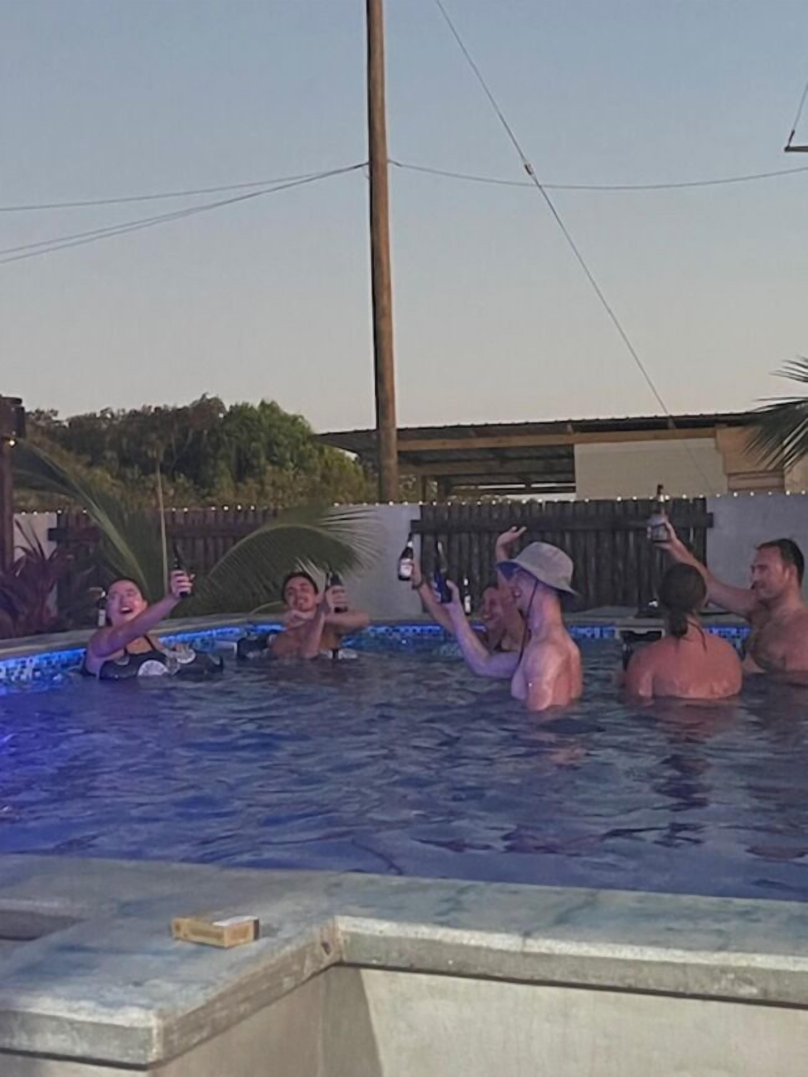 Una piscina con gente tomando fotos.