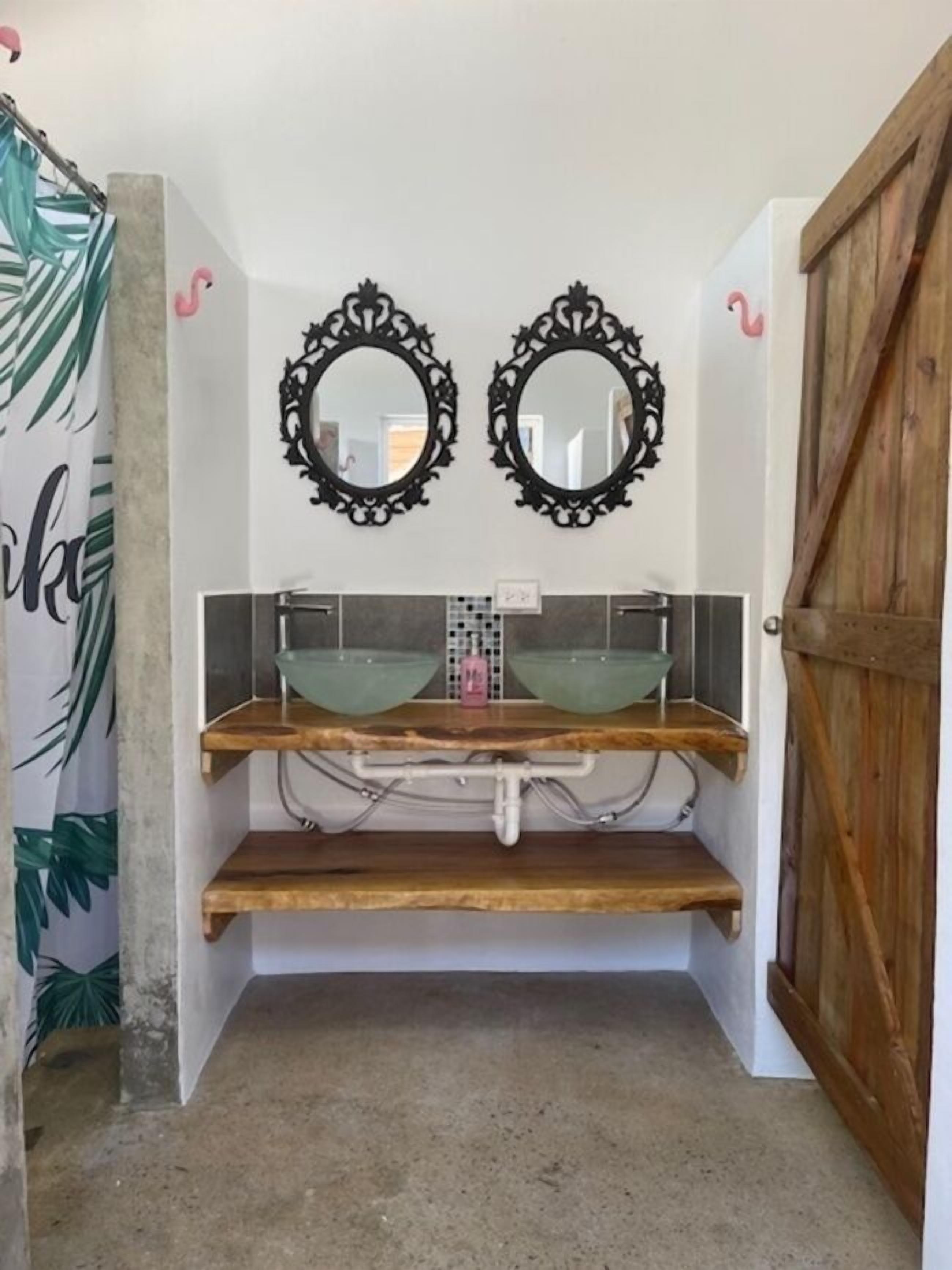 Basic Shared Dormitory Female | Fürdőszoba | Zuhanyzó, hajszárító, szappan és toalettpapír