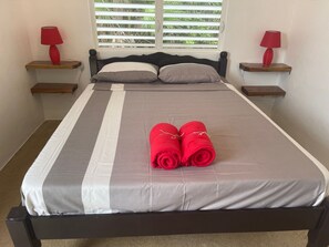 In-room safe, free WiFi, bed sheets - Royal Rat Hostel (Placencia)