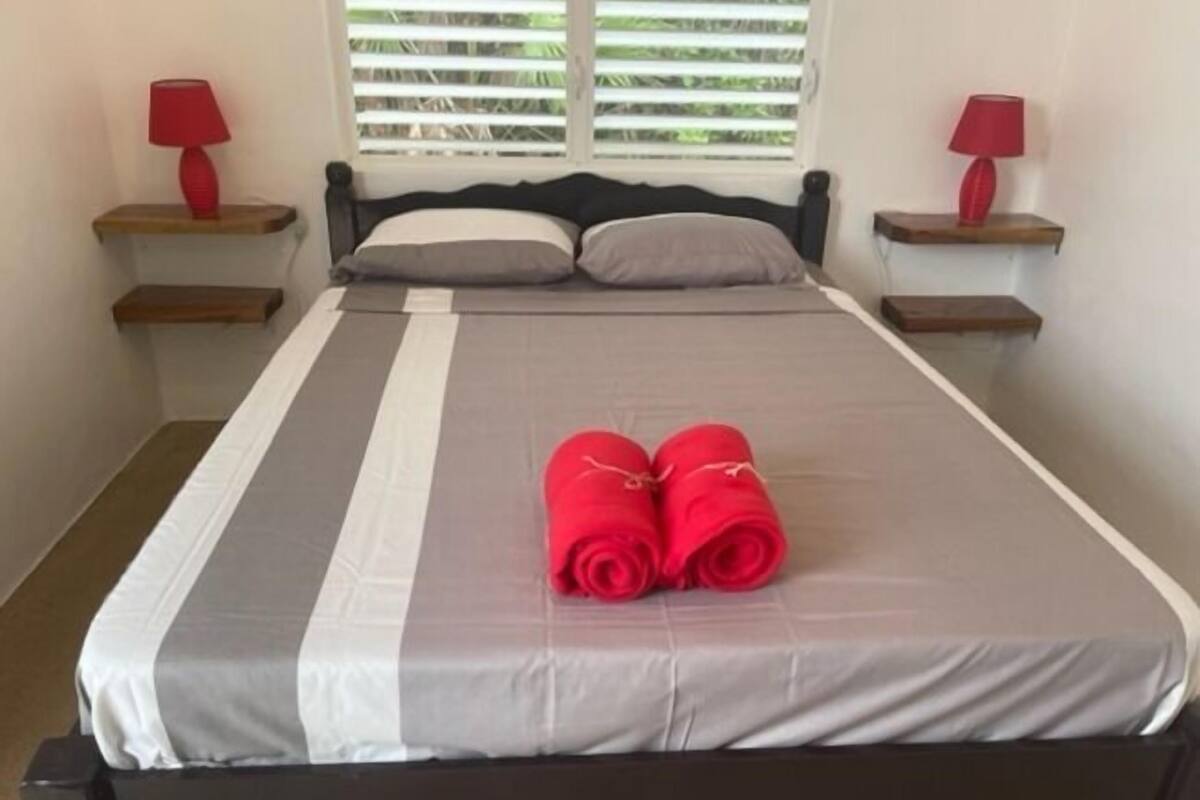 Quarto casal conforto, vista para o pátio | Cofres nos quartos, Wi-Fi de cortesia, roupa de cama