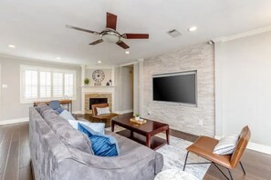 Smart TV, fireplace, books - The Live Oak Place - Park Access - Serene Retreat! (Stafford)