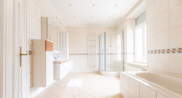 Grand-Apartment, 3 Schlafzimmer, Nichtraucher | Badezimmer | Badewanne und Dusche (separat), kostenlose Toilettenartikel