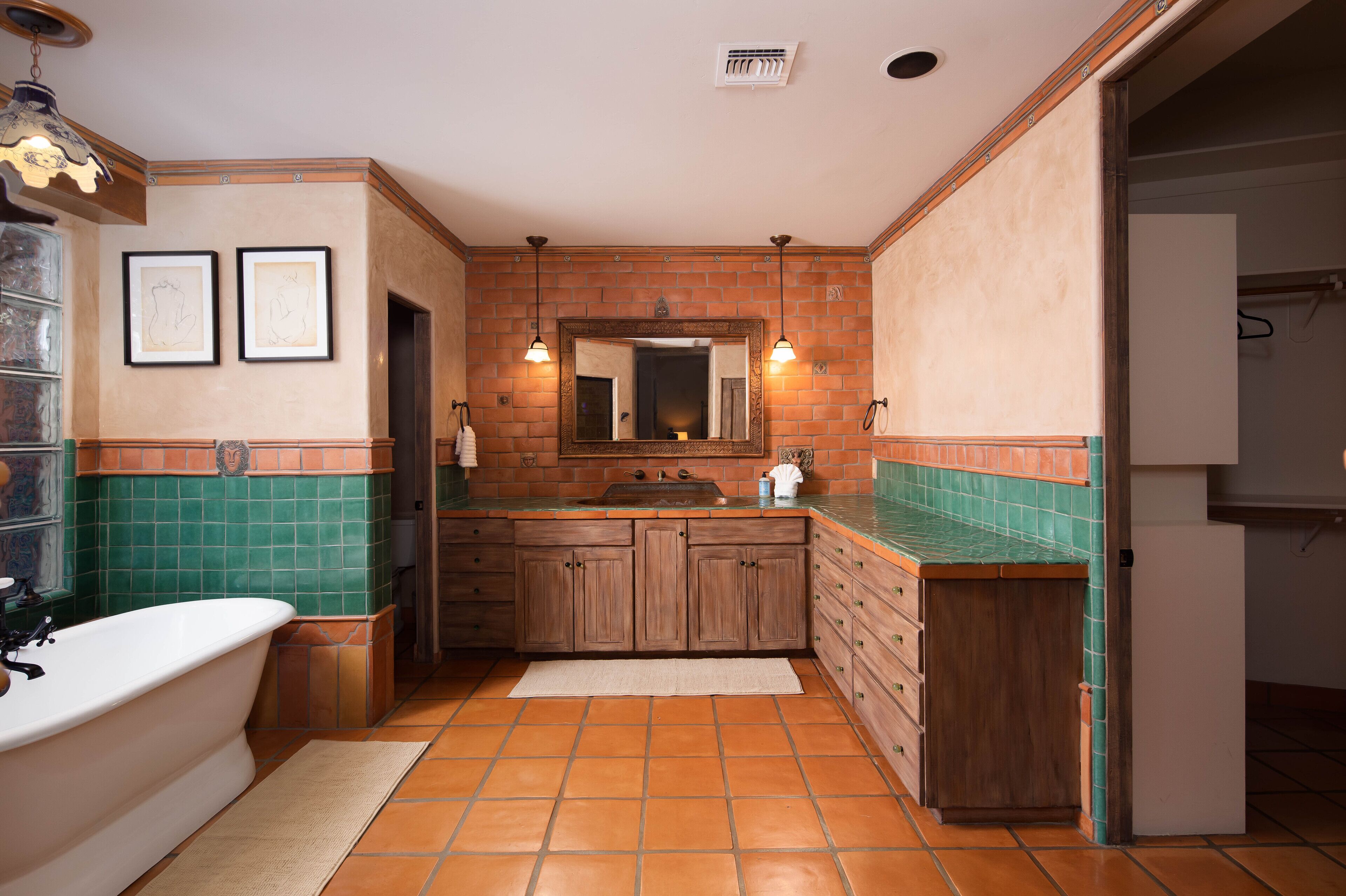 *On golf course w/ a pond* Heated pool, serene retreat, entertainer's outdoor BBQ & living space!