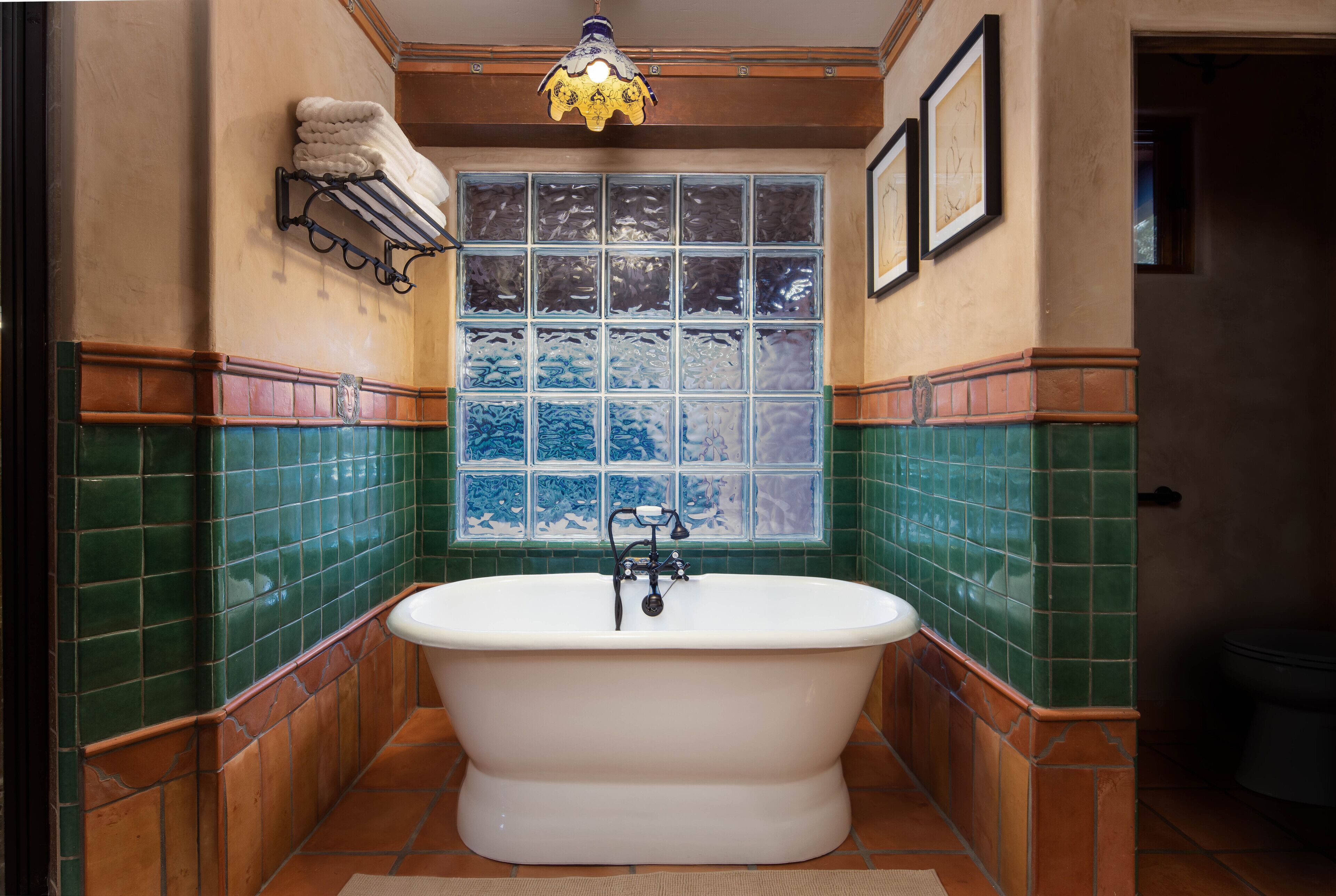 *On golf course w/ a pond* Heated pool, serene retreat, entertainer's outdoor BBQ & living space!