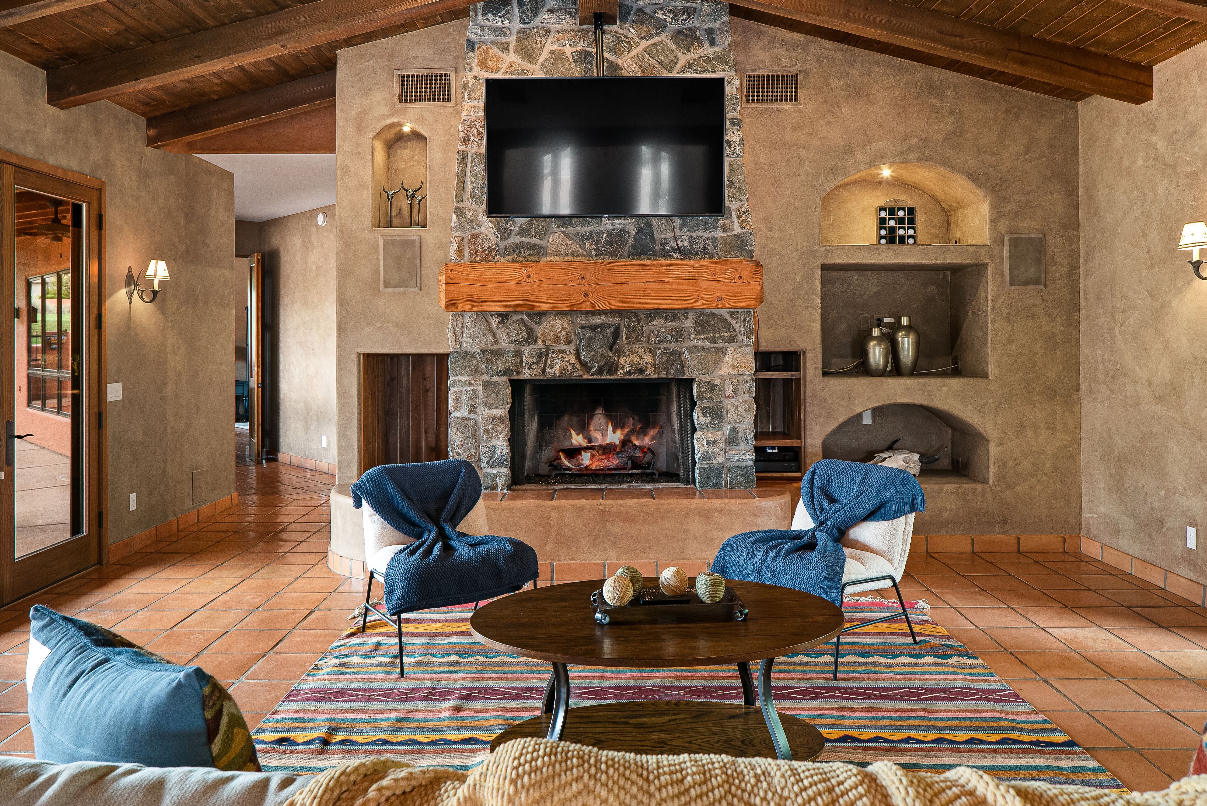 *On golf course w/ a pond* Heated pool, serene retreat, entertainer's outdoor BBQ & living space!