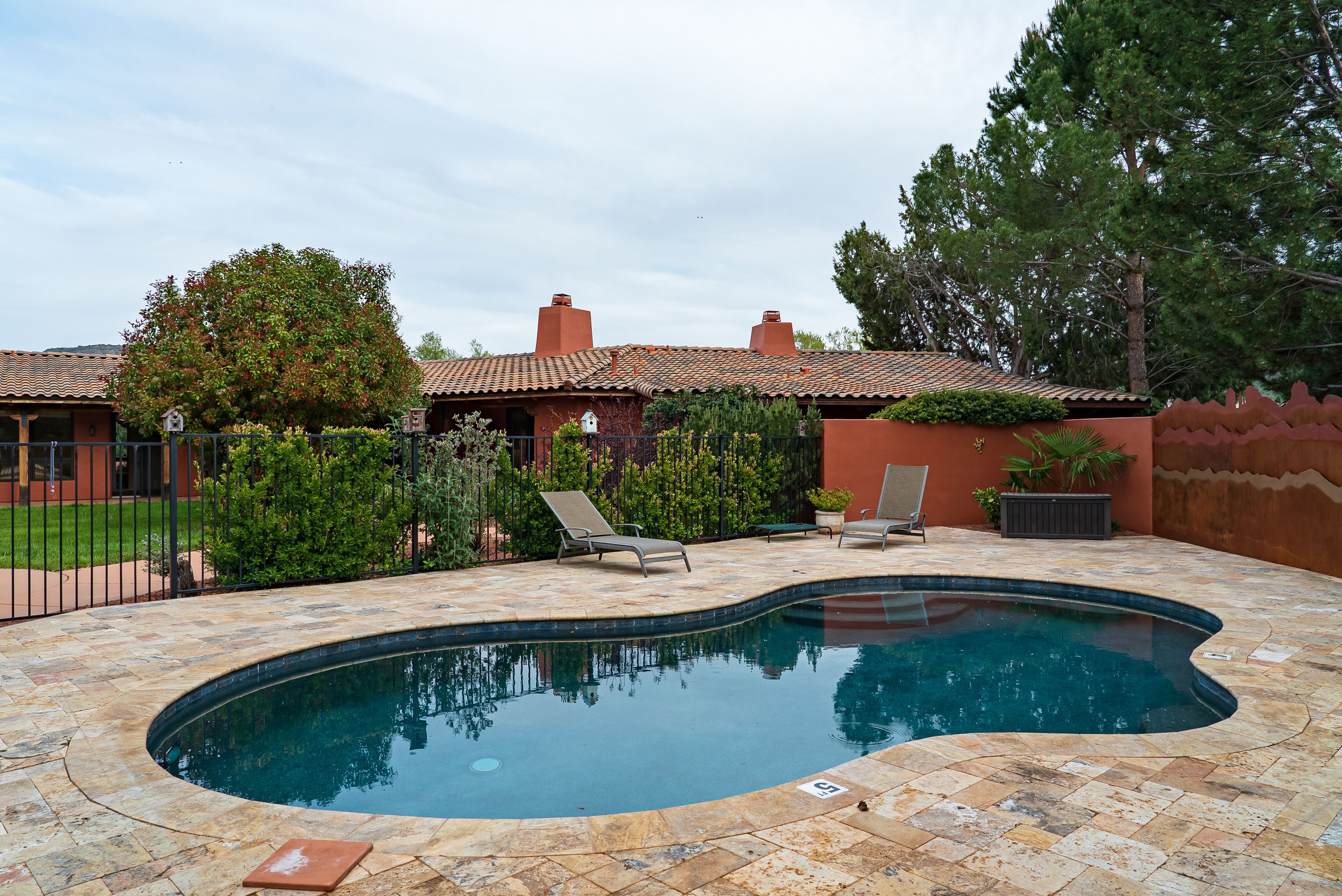 *On golf course w/ a pond* Heated pool, serene retreat, entertainer's outdoor BBQ & living space!