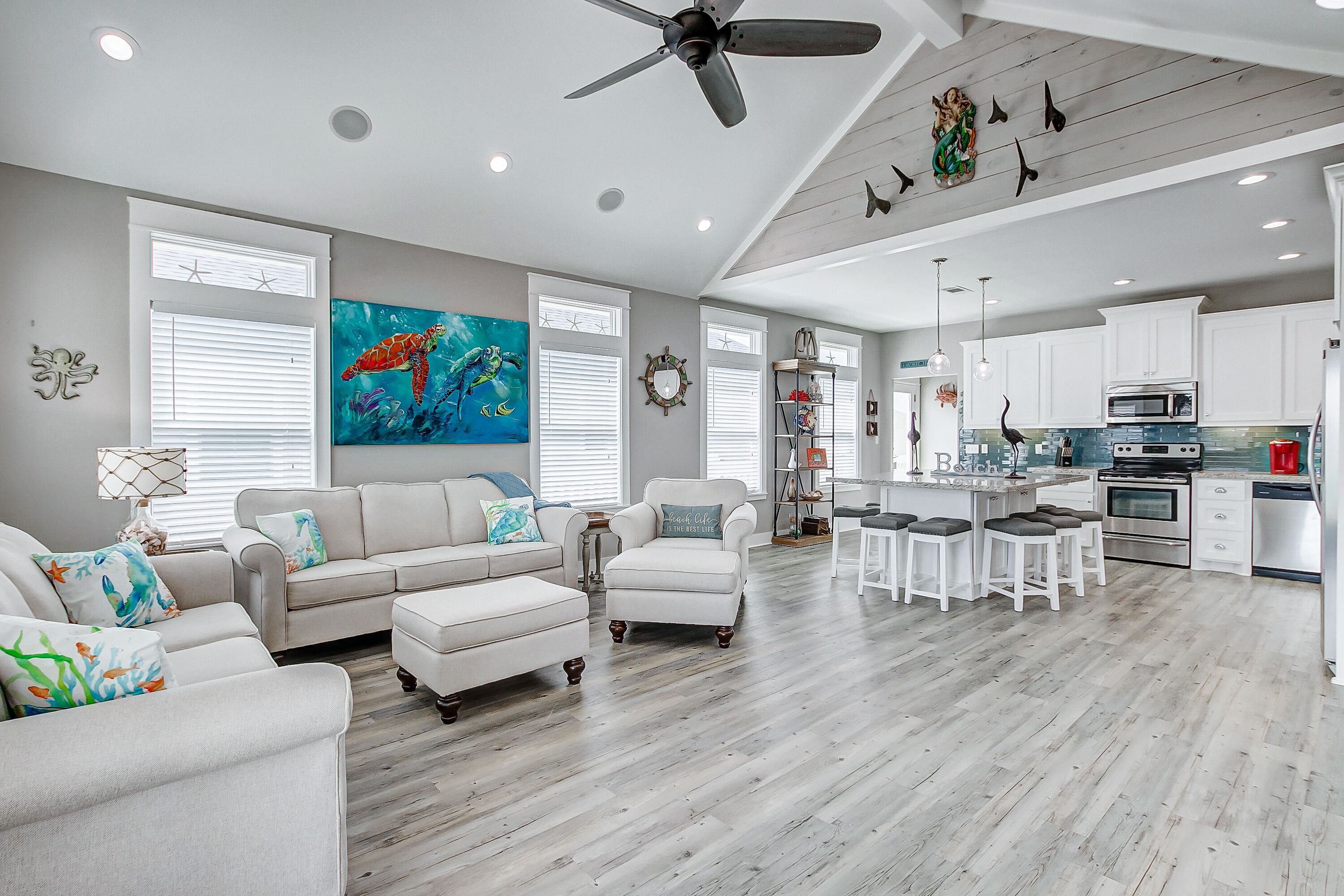 No Cleaning Fee! Quick Walk Beach, Grill + Tiki Bar!