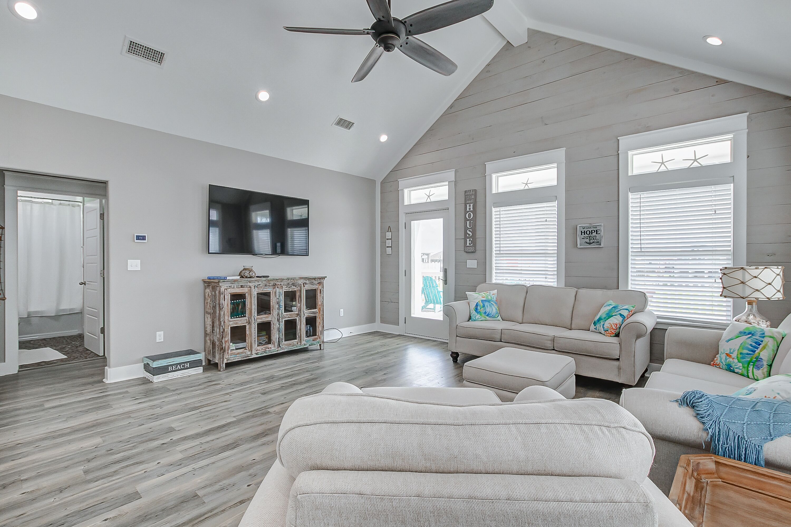 No Cleaning Fee! Quick Walk Beach, Grill + Tiki Bar!