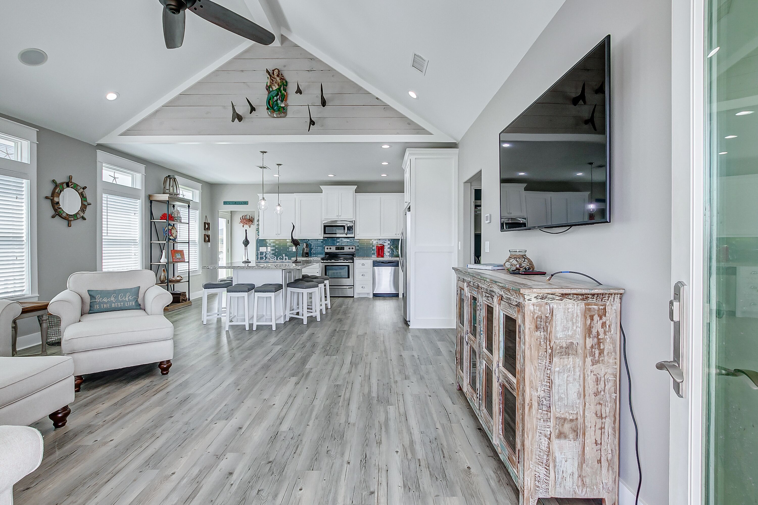 No Cleaning Fee! Quick Walk Beach, Grill + Tiki Bar!