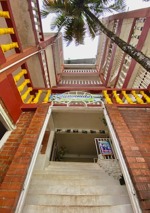 Vista frontal de la propiedad