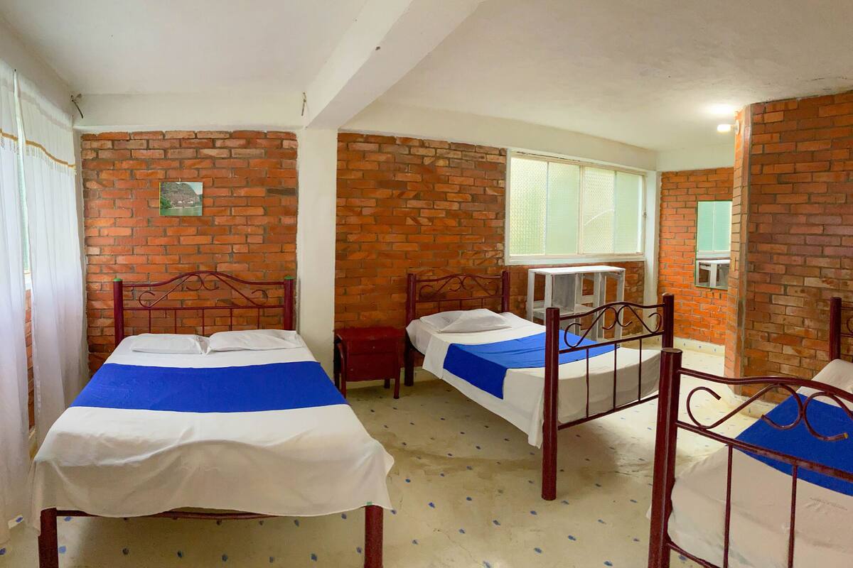 Habitación cuádruple estándar | Wifi gratis y ropa de cama