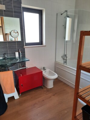 Duschwanne, Haartrockner, Bidet, Handtücher