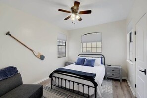 4 bedrooms, iron/ironing board, free WiFi, bed sheets - Lakefront swim/fish dock, hot tub, game room (Spicewood)