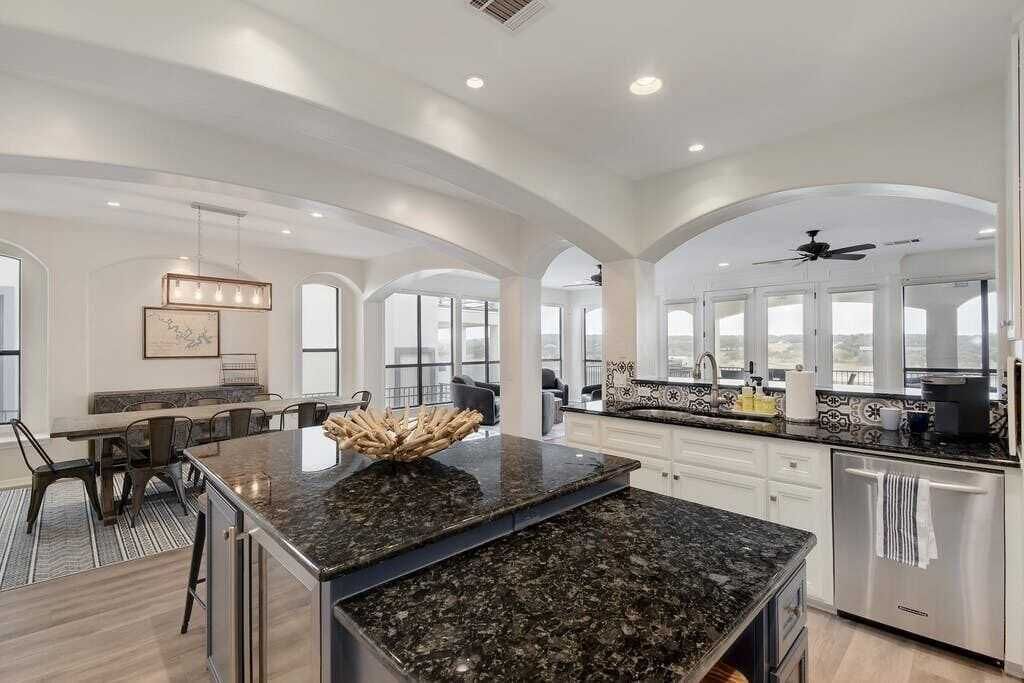 *NEWListing! *Spacious Outdoor Kitchen GameRoom HotTub Dock On Water Amazing!*