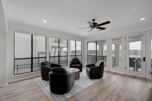 Interior - Lakefront swim/fish dock, hot tub, game room (Spicewood)
