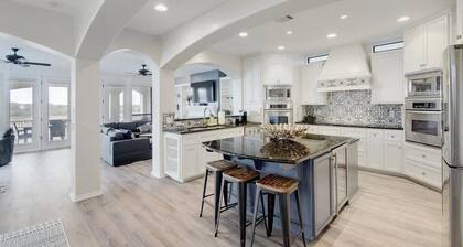 Lake Travis boat dock for swim/fish, private hot tub, air hockey, pool, pingpong