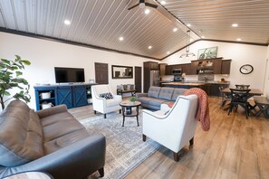 Smart TV, fireplace, books - Bushplane Hangar Home on RUNWAY Chic Luxe Aurora Views ~ Airplanes (Fairbanks)