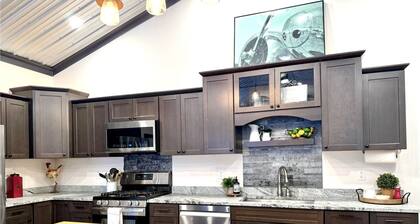 Bushplane Hangar Home on RUNWAY Chic Luxe Aurora Views ~Bushplane Escape~