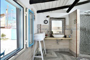 Shower, hair dryer, bidet, towels - The pergola (old house) inside the history of Sardinia. (Gergei)