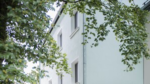 A building with a sign reading "Villa am Bahnhof". - Villa am Bahnhof (Fulda)