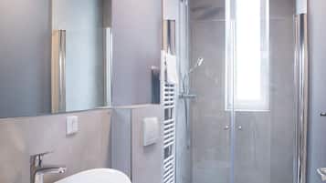 Grand Apartment | Bathroom | Shower, hair dryer, towels, soap