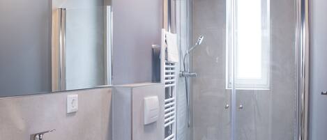 Grand Apartment | Bathroom | Shower, hair dryer, towels, soap