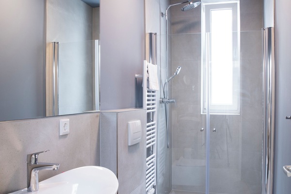 Grand Apartment | Bathroom | Shower, hair dryer, towels, soap