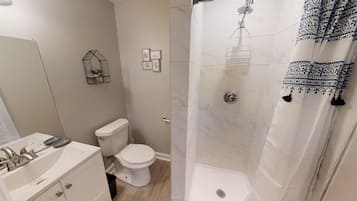 Duschwanne, Haartrockner, Handtücher, Toilettenpapier