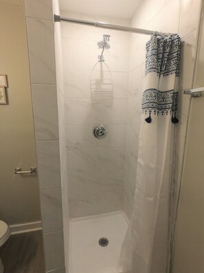 Kombination af bruser/badekar, hårtørrer, håndklæder, Toiletpapir