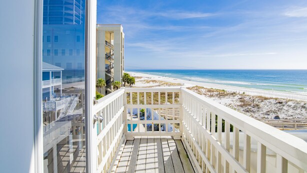 Un balcone con vista sulla spiaggia e sull'oceano.