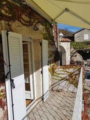 Exterior detail - La Maison du Talaron (Saint-Christol)