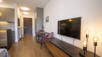 Deluxe Studio Suite | Tempur-Pedic beds, desk, blackout drapes, soundproofing