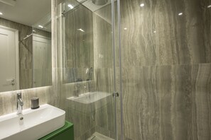 Deluxe-Studiosuite | Badezimmer | Dusche, Regendusche, kostenlose Toilettenartikel, Haartrockner