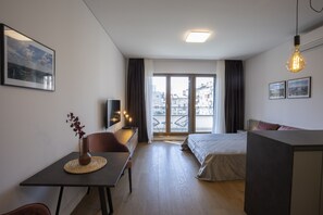 Deluxe Studio Suite | Tempur-Pedic beds, desk, laptop workspace, blackout curtains - Belgrade Center Apartment Lux Residence (Belgrade)