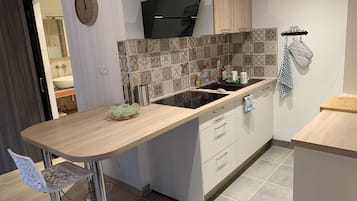 Frigorífico, microondas, placa de cocina y lavavajillas