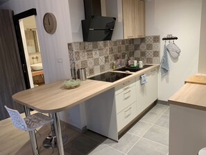 Fridge, microwave, stovetop, dishwasher