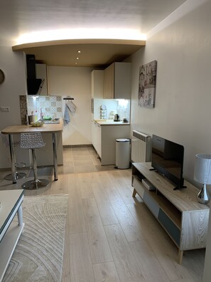 Kühlschrank, Mikrowelle, Herdplatte, Geschirrspüler