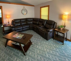 Smart TV, fireplace, DVD player - #1 - Cozy cabin in the Ozark Mountains, giant spa tub, romantic and peaceful!! (Eureka Springs)