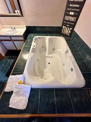 Douche, baignoire à remous, séchoir à cheveux, serviettes fournies