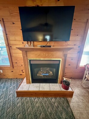 Interior - #1 - Cozy cabin in the Ozark Mountains, giant spa tub, romantic and peaceful!! (Eureka Springs)
